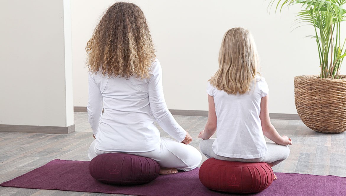 2 Frauen praktizieren Yoga