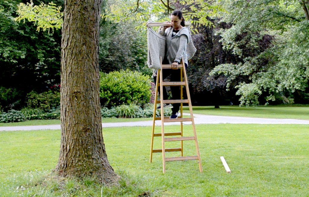 Hängesessel im Garten abhängen