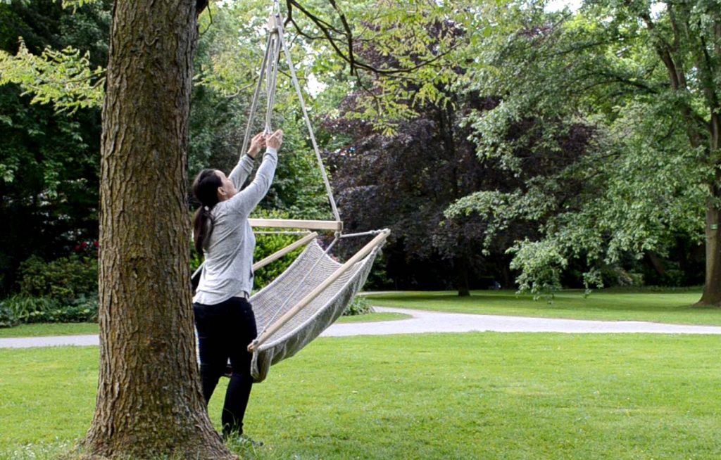 Hängesessel im Garten vom Baum abhängen 